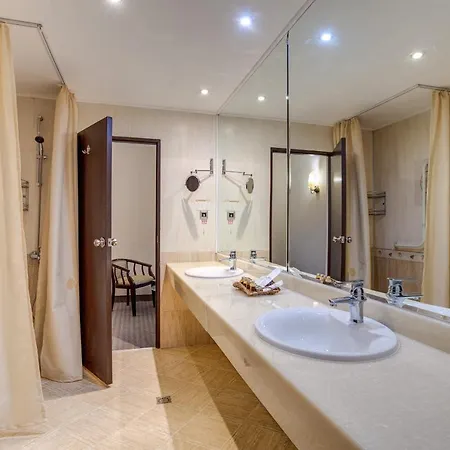 & Holidays - Free Parking Hotel 4*