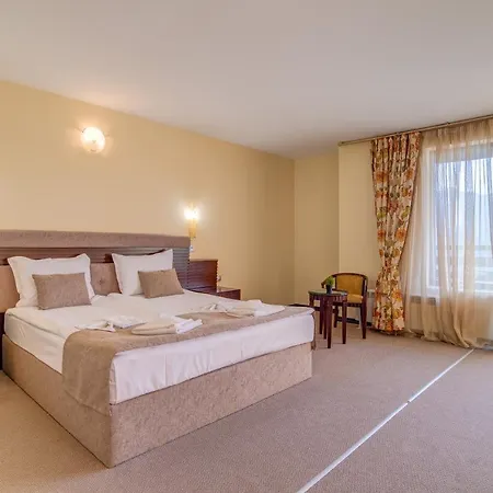 Hotel & Holidays - Free Parking