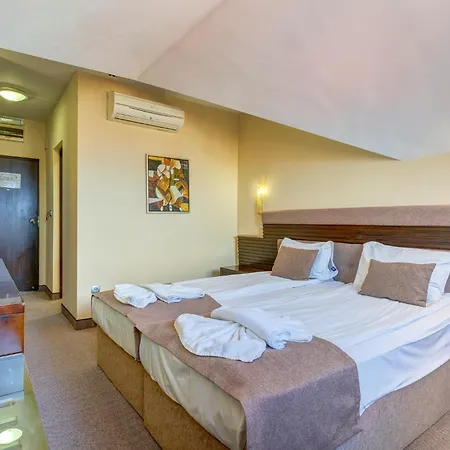 Hotel & Holidays - Free Parking 4*