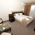 מלון & Holidays - Free Parking 4*