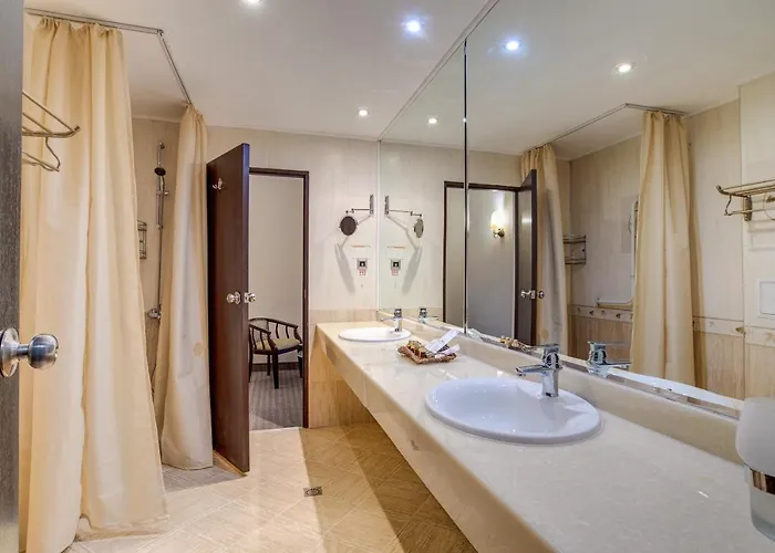 & Holidays - Free Parking Hotel 4*