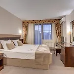 & Holidays - Free Parking 4*