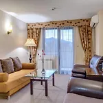& Holidays - Free Parking Hotel