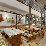 & Holidays - Free Parking Hotel