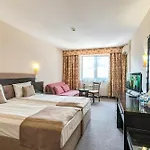 Hotel & Holidays - Free Parking