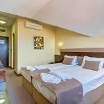 Hotel & Holidays - Free Parking 4*