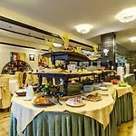 & Holidays - Free Parking 4*