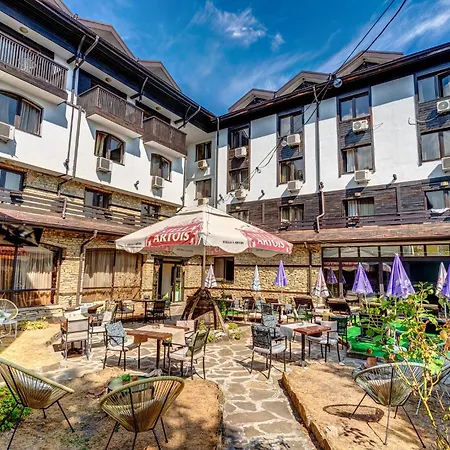 & Holidays - Free Parking 4*