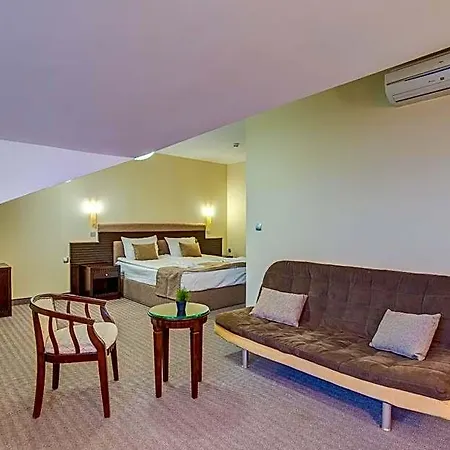 & Holidays - Free Parking 4*