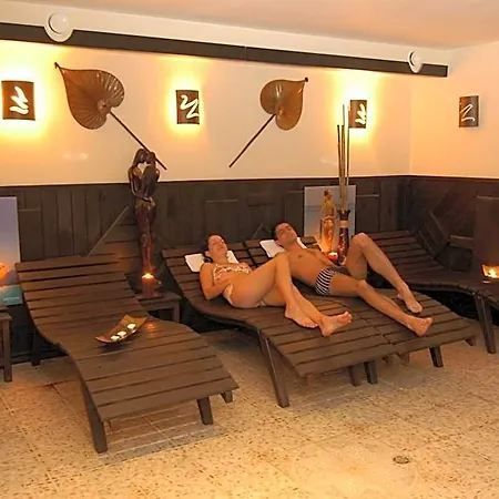 & Holidays - Free Parking 4*