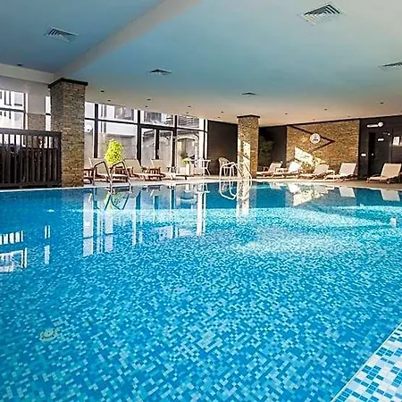 & Holidays - Free Parking 4*