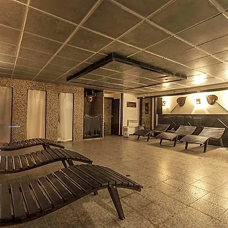& Holidays - Free Parking Hotel