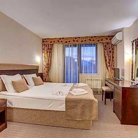 Hotel & Holidays - Free Parking