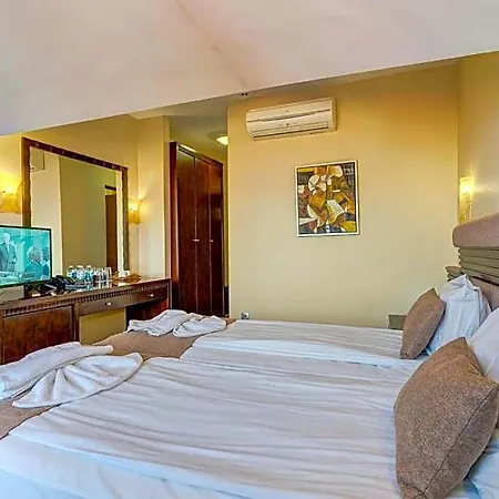 & Holidays - Free Parking Hotel 4*